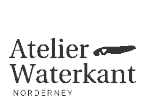 Logo mit dem Schriftzug „Atelier Waterkant Norderney“ in schwarzer Schrift. Über dem Schriftzug „Waterkant“ befindet sich ein stilisiertes Messersymbol. Das Design ist schlicht und minimalistisch auf weißem Hintergrund.