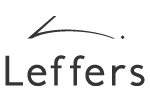 Logo mit dem Wort Leffers in einer modernen serifenlosen Schriftart. Über dem L befindet sich eine geschwungene Linie mit einem Punkt am rechten Ende, die einem stilisierten Swoosh oder Bogen ähnelt.