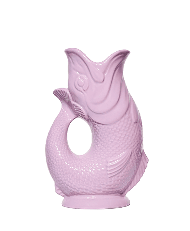 Die Gluckigluck Karaffe Large Lila von Gluckigluck ist eine lavendelfarbene Keramikkanne in Fischform aus England. Ihre offene Öffnung bildet den Ausguss und erzeugt beim Einschenken das typische „Gluck“-Geräusch. Strukturierte Schuppen und Flossen runden das Design ab.