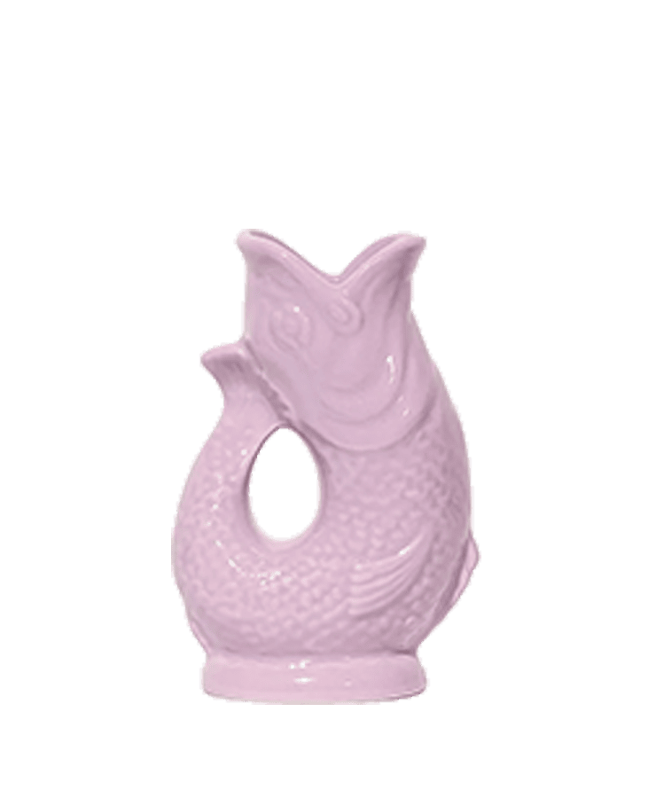 Die Gluckigluck Karaffe Mini Lila von Gluckigluck ist eine fischförmige Keramikkaraffe in Lila mit strukturierten Details und offenem Ausguss. Sie erinnert spielerisch an klassisches englisches Design und erzeugt beim Ausgießen das typische „Gluck“-Geräusch.