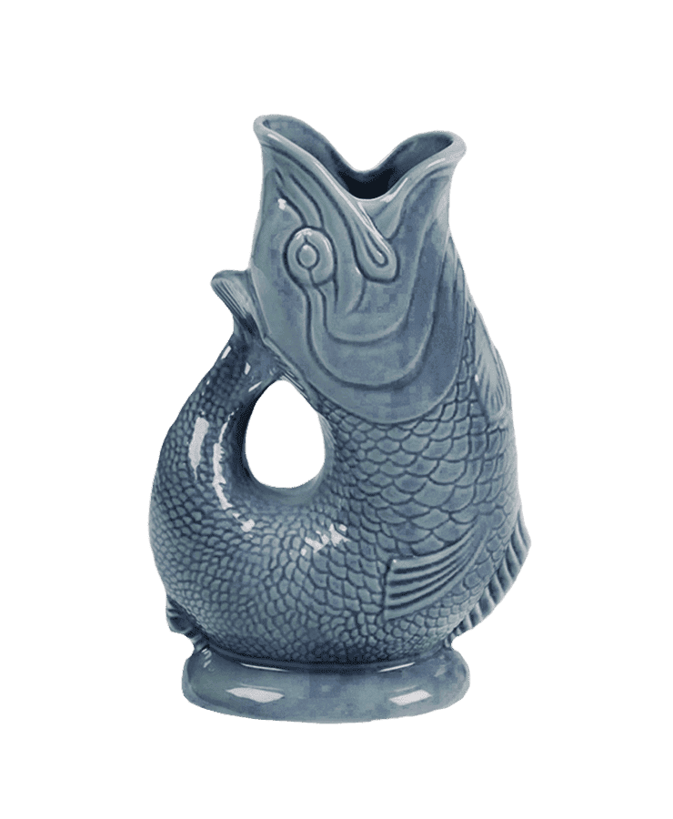 Die Gluckigluck Karaffe X-Large Denim Blau von Gluckigluck ist ein fischförmiger Keramikkrug mit offener Öffnung, glänzender blauer Glasur und detaillierten Schuppen und Flossen.