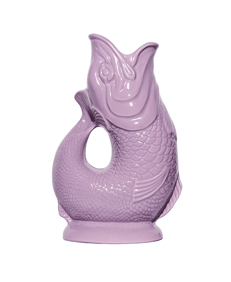 Die Gluckigluck Karaffe X-Large Lila von Gluckigluck ist eine hellviolette Keramikkaraffe in Fischform, die für ihr klassisches Gluckigluck-Geräusch beim Eingießen berühmt ist – ein englisches Original mit detaillierten Skalen und einem geschlungenen Korpus.