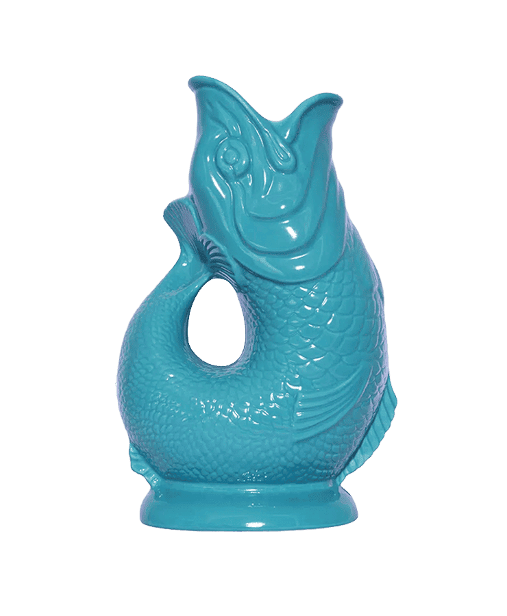 Die Gluckigluck Karaffe X-Large Turquoise von Gluckigluck ist ein Keramikkrug in Form eines Fisches mit strukturierten Schuppen, einem offenen Maul und einem hohlen Griff, der durch den Körper des Fisches geformt ist; ein Originaldesign aus England.