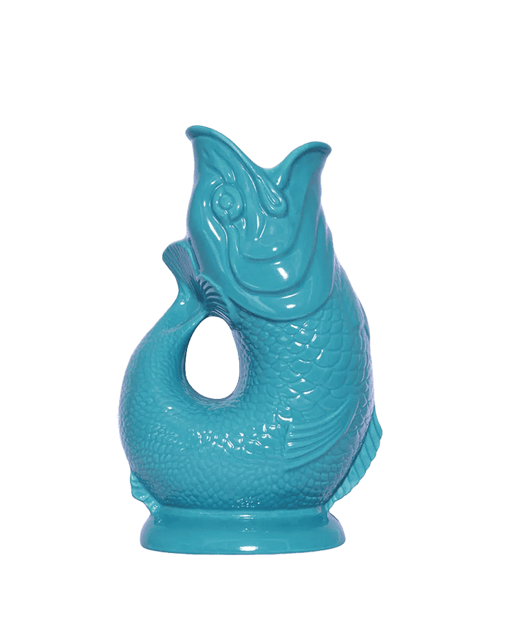 Die Gluckigluck Karaffe Large Turquoise von Gluckigluck ist eine fischförmige Keramikkanne aus England mit offenem Ausguss und gebogenem Henkel, die für ihr charmantes „Gluck“-Geräusch beim Ausgießen bekannt ist.