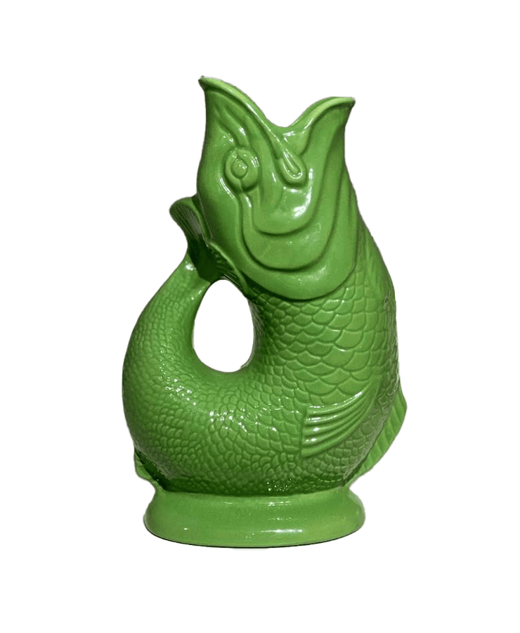 Die Gluckigluck Karaffe X-Large Apfelgrün von Gluckigluck ist ein glänzend grüner Keramikkrug in Form eines Fisches mit offenem Maul, gebogenem Schwanz und detaillierten Schuppen, der aufrecht auf einem kleinen Sockel steht.