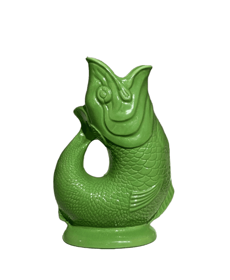 Die Gluckigluck Karaffe Large Apfelgrün von Gluckigluck ist eine glänzend grüne Keramikkanne in Fischform mit offener Öffnung und detaillierten Schuppen – ein englisches Original, inspiriert vom klassischen Gluck-Geräusch-Design.