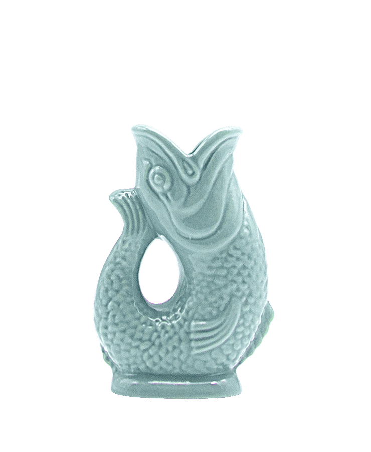 Die Gluckigluck Karaffe Mini Eau de Nil von Gluckigluck ist eine kleine, glänzende, hellblaue Keramikkaraffe mit offener Öffnung und strukturierten Schuppen, die aufrecht auf einem flachen Sockel steht – ein von der Tradition inspiriertes englisches Original.