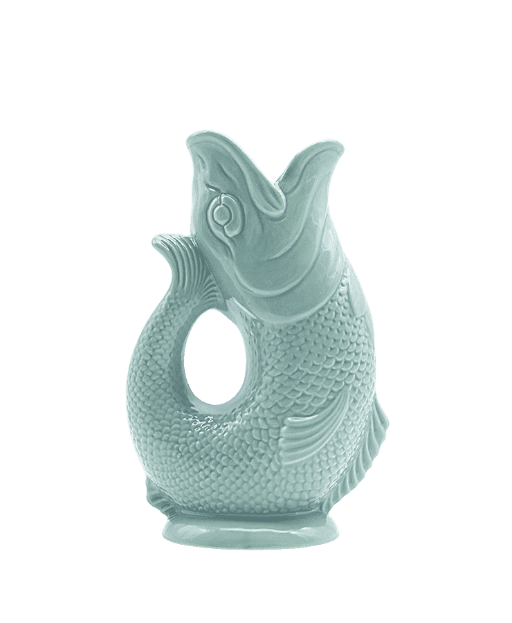 Die Gluckigluck Karaffe Large Eau de Nil von Gluckigluck ist ein glänzender, hellblaugrüner Keramikkrug in Fischform mit detaillierten Schuppen und Flossen, der beim Eingießen das charakteristische „Gluck“-Geräusch erzeugt.