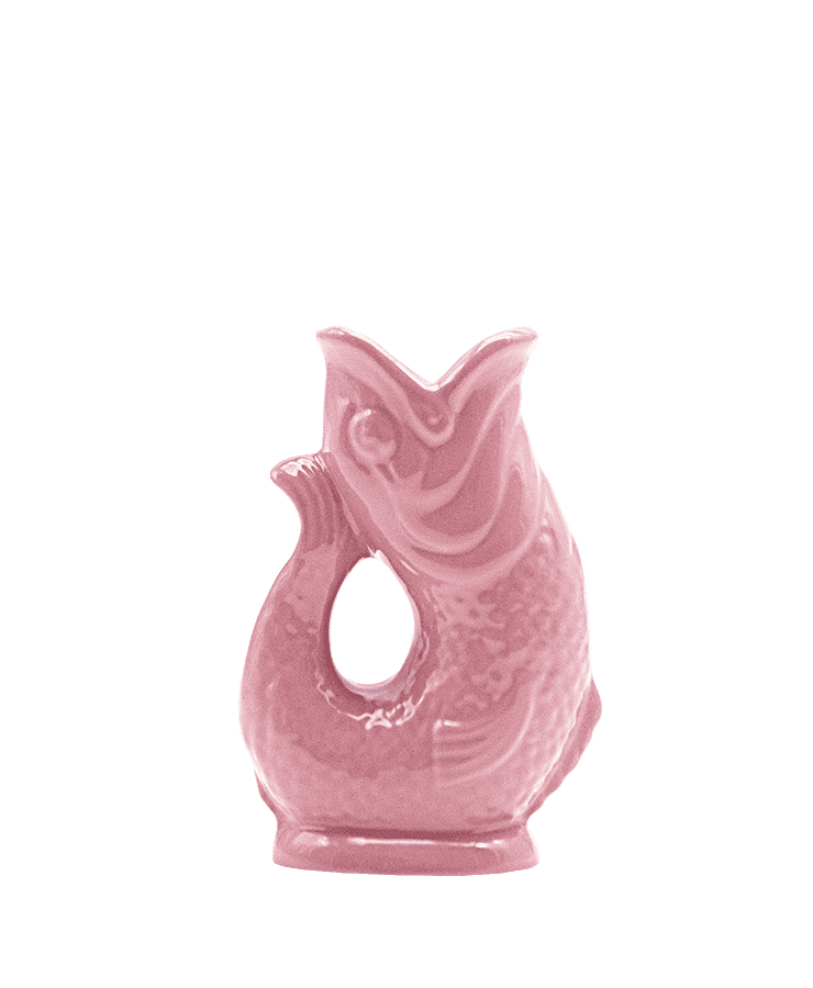 Die Gluckigluck Karaffe Mini Rosa von Gluckigluck ist eine rosafarbene Keramikkaraffe in Fischform mit offener Öffnung und Henkel. Hergestellt in England, erzeugt sie beim Einschenken das typische „Gluck“-Geräusch.