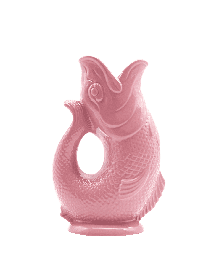 Die Gluckigluck Karaffe Large Rosa von Gluckigluck ist ein rosafarbener Keramikkrug in Fischform mit detaillierten Schuppen, Flossen und einem runden Henkel, der für sein skurriles Glucking-Geräusch berühmt ist, das einst Königin Elisabeth entzückte.