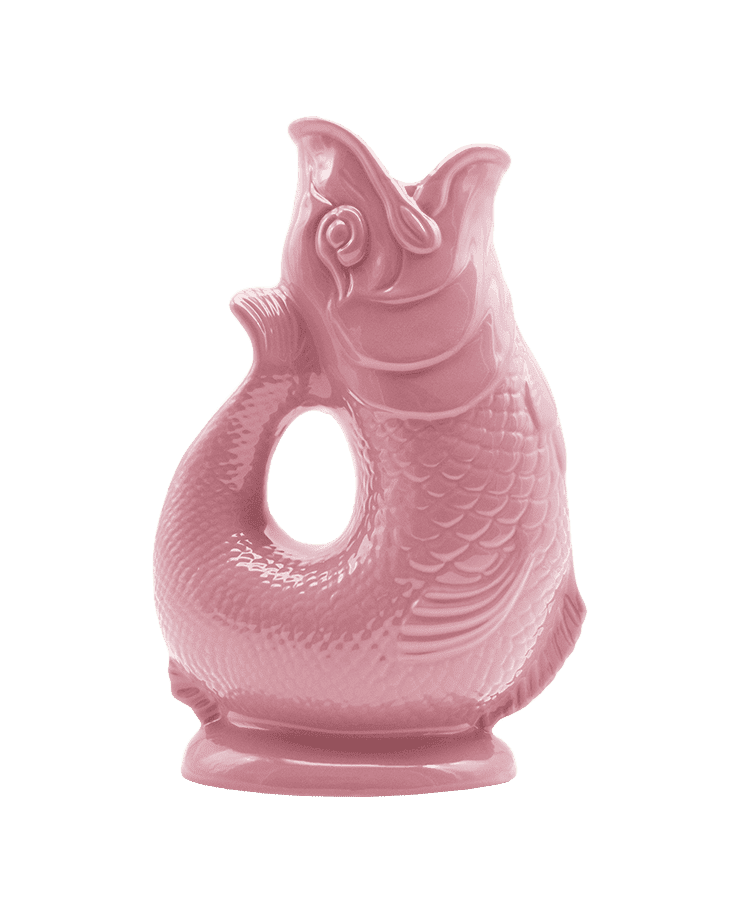 Die Gluckigluck Karaffe X-Large Rosa von Gluckigluck ist eine glänzend rosa Keramikkanne in Fischform, die beim Ausgießen das typische „Gluck“-Geräusch erzeugt und über eine offene Öffnung, einen eingerollten Schwanz, detaillierte Schuppen und einen Henkel in Form des Körpers verfügt.