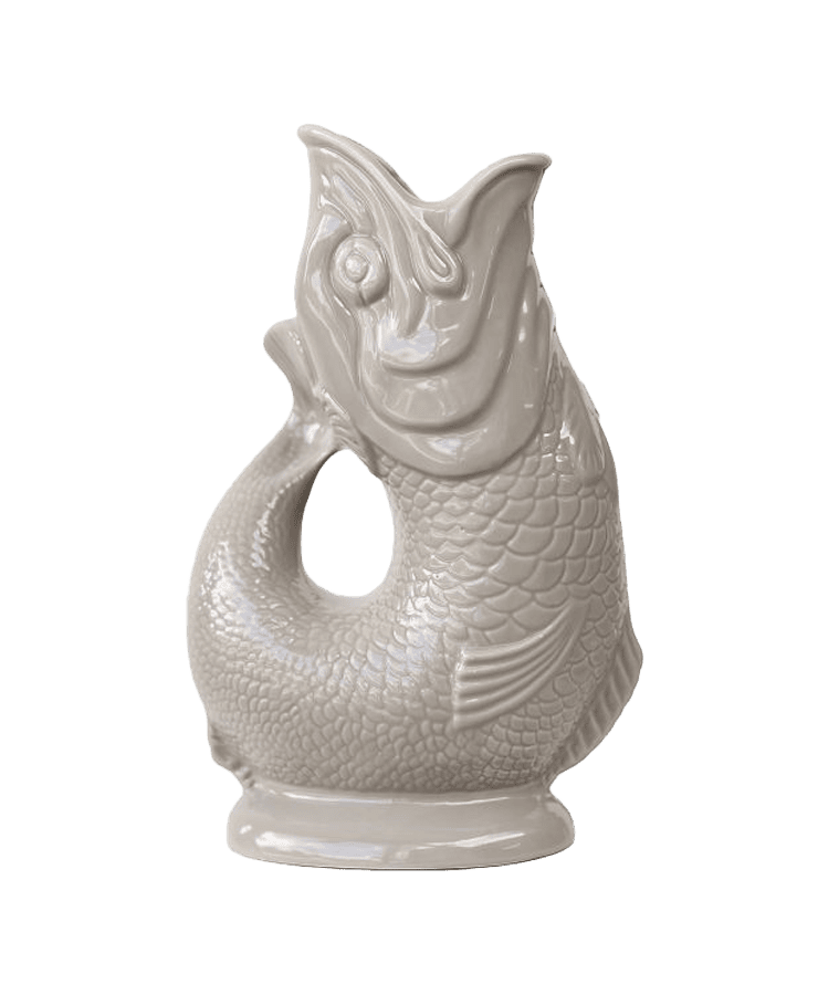 Die Gluckigluck Karaffe X-Large Mushroom Beige von Gluckigluck ist ein glänzender, fischförmiger Keramikkrug mit detaillierten Schuppen, Flossen und einem gebogenen Schwanzgriff und macht beim Eingießen das typische Gluck-Geräusch.