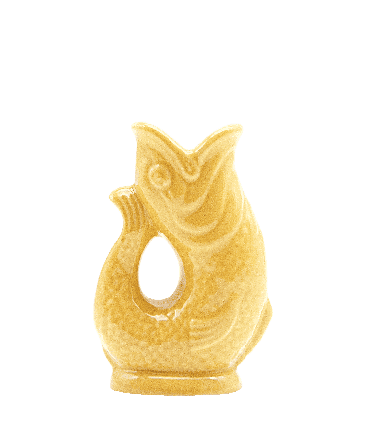 Die Gluckigluck Karaffe Mini Gelb von Gluckigluck ist ein gelber, fischförmiger Keramikkrug aus England mit rundem Henkel und berühmt für sein einzigartiges gluckerndes Geräusch beim Eingießen.