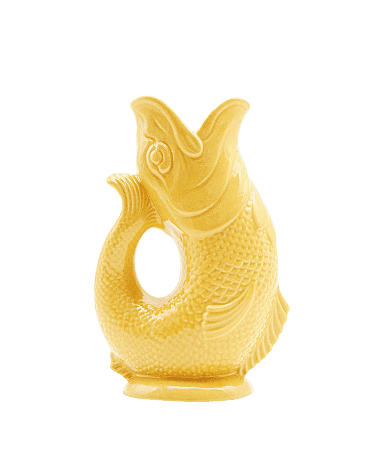 Die Gluckigluck Karaffe Large Gelb von Gluckigluck ist ein gelber, fischförmiger Keramikkrug mit offenem Ausguss und runder Körperöffnung, bekannt für sein ikonisches englisches Design und den fröhlichen „Gluck“-Laut.