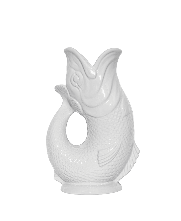 Die Gluckigluck Karaffe Large Weiß von Gluckigluck ist ein weißer Keramikkrug in Form eines Fisches mit offenem Maul und einem gebogenen Schwanz, der einen runden Griff bildet – ein kultiges Originaldesign aus England.