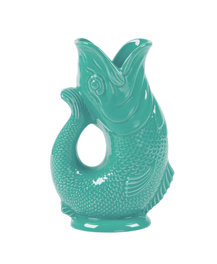 Die Gluckigluck Karaffe X-Large Sea Green von Gluckigluck ist eine glänzende, fischförmige Keramikkanne mit offenem Ausguss und gebogenem Schwanz – perfekt zum Servieren von Getränken und Genießen des charakteristischen „Gluck“-Geräuschs.