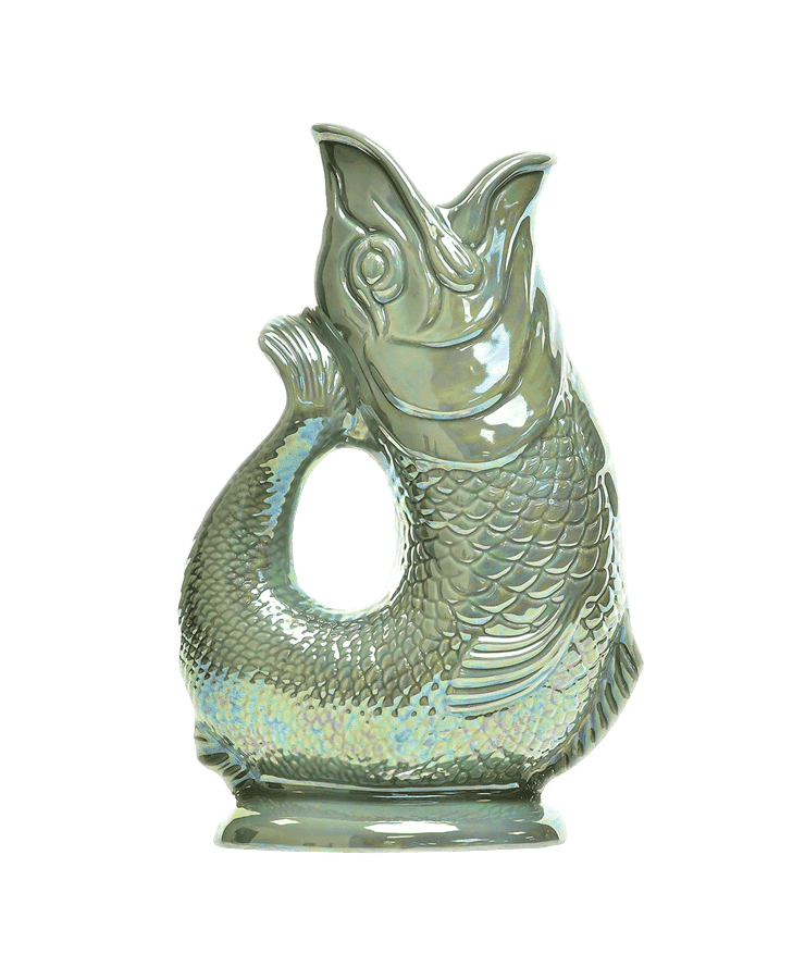 Die Gluckigluck Karaffe X-Large Salbeigrün Lustre von Gluckigluck ist eine glänzende, hellgrüne Karaffe in Fischform mit Schuppen, offenem Ausguss und Bügelgriff – ein ikonischer Stil, der von Königin Elisabeth bevorzugt wurde.