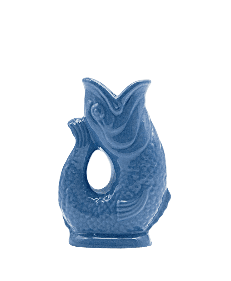 Die Gluckigluck Karaffe Mini Sea Blue von Gluckigluck ist ein glänzender Keramikkrug in Fischform, der beim Ausgießen das typische „Gluck“-Geräusch erzeugt.