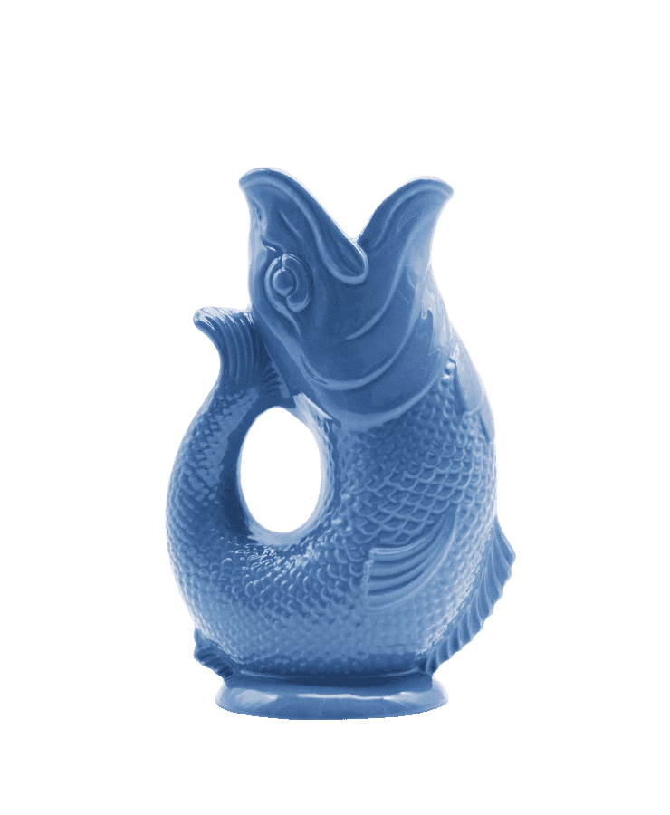 Die Gluckigluck Karaffe Large Sea Blue von Gluckigluck ist ein glänzend blauer Keramikkrug in Form eines Fisches mit offener Öffnung und gebogenem Schwanzgriff, inspiriert vom klassischen englischen Gluck-Glug-Design.