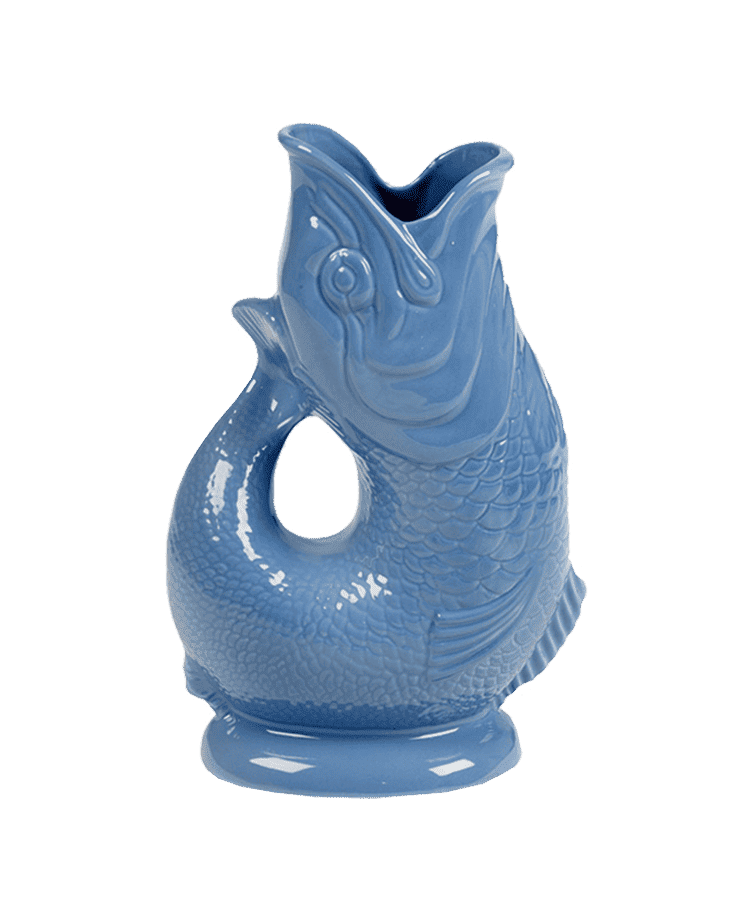 Die Gluckigluck Karaffe X-Large Sea Blue von Gluckigluck ist ein fischförmiger Keramikkrug mit strukturierten Schuppen und einem gebogenen Schwanzgriff, der in England entworfen wurde, um beim Ausgießen das charakteristische gluckernde Geräusch zu erzeugen.