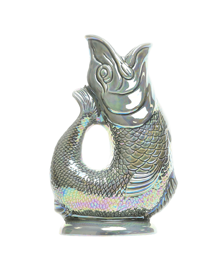 Gluckigluck Karaffe X-Large Dunkelgrau Lustre: Ein schillernder Keramikkrug von Gluckigluck mit einer großen offenen Öffnung, detaillierten Schuppen und einem Griff, der aus dem geschwungenen Körper des Fisches geformt ist und auf einem transparenten Hintergrund dargestellt ist.