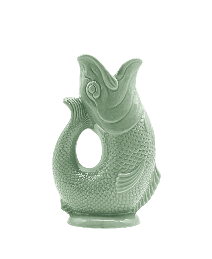Die Gluckigluck Karaffe Large Salbeigrün von Gluckigluck ist ein fischförmiger Keramikkrug in Salbeigrün mit offener Öffnung und gebogenem Griff – perfekt zum Servieren von Getränken mit seinem charakteristischen gurgelnden Geräusch.