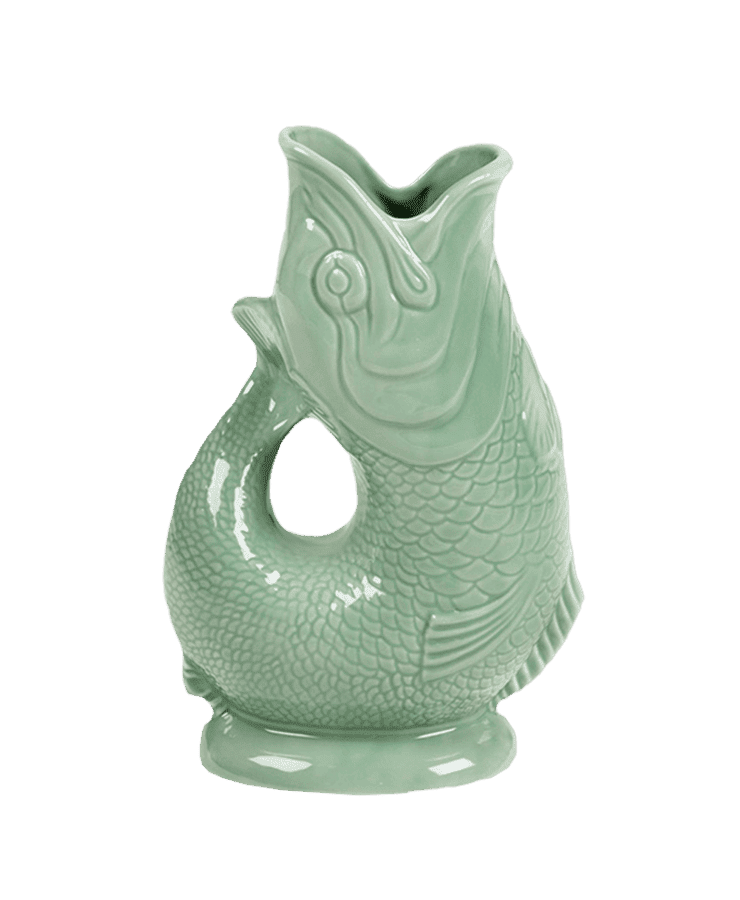 Die Gluckigluck Karaffe X-Large Salbeigrün von Gluckigluck ist eine glänzende, hellgrüne Keramikkanne in Fischform, die gleichzeitig als Vase dient und beim Eingießen das charakteristische „Gluck“-Geräusch erzeugt.