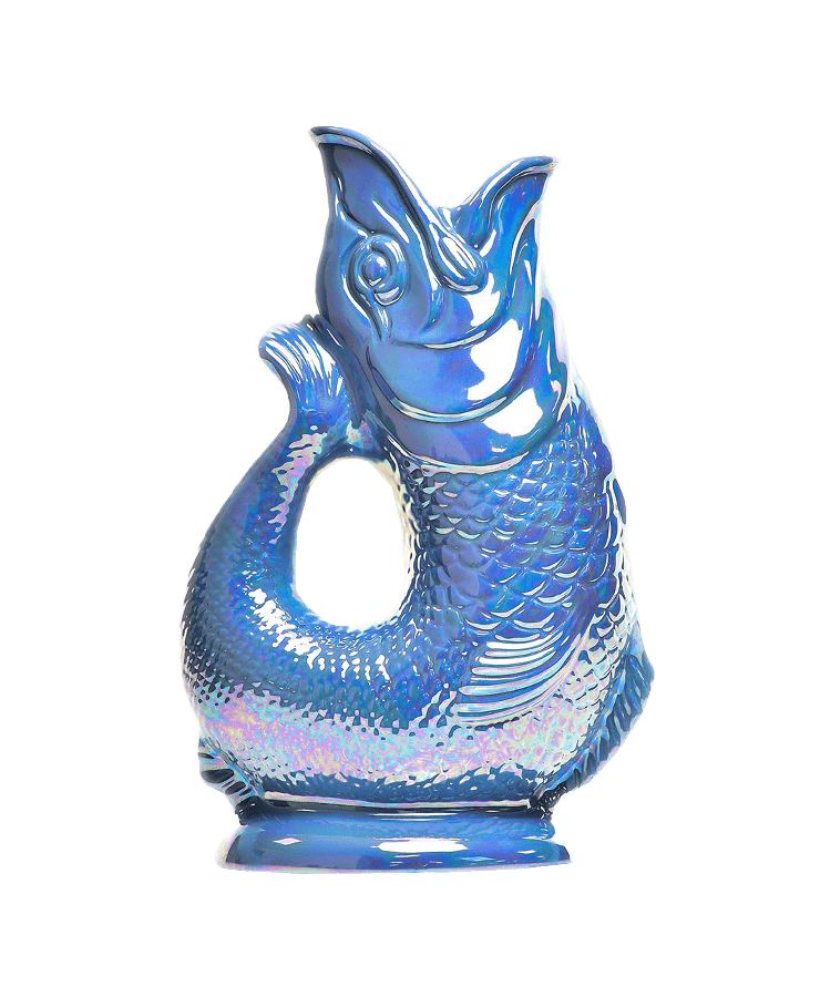 Die Gluckigluck Karaffe X-Large Sea Blue Lustre von Gluckigluck ist eine glänzende, schillernde, fischförmige Kanne mit offener Öffnung und gebogenem Schwanzhenkel, die für ihr unverwechselbares „Glucksen“ bekannt ist.