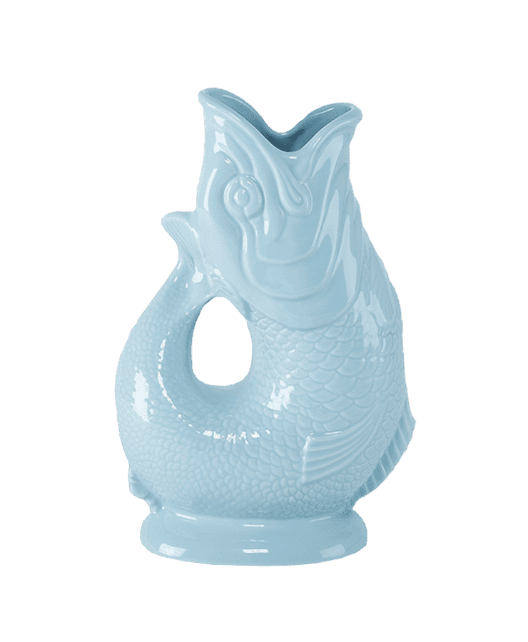 Die Gluckigluck Karaffe X-Large Hellblau von Gluckigluck ist ein hellblauer Keramikkrug in Fischform mit strukturierten Schuppen und einem gebogenen Griff, inspiriert von klassischen englischen Originaldesigns.