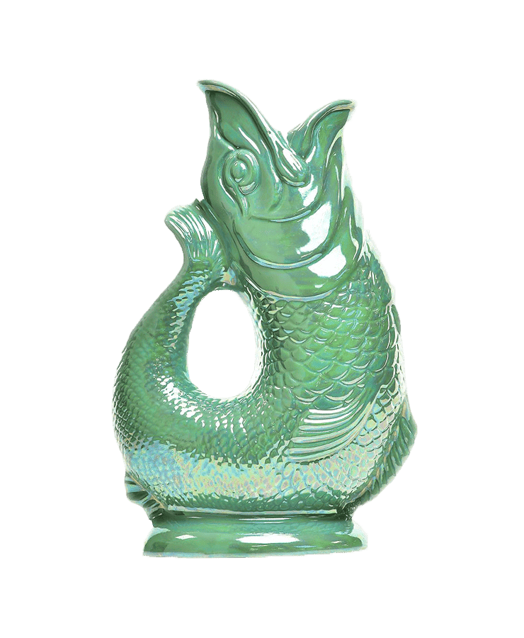 Die Gluckigluck Karaffe X-Large Sea Green Lustre von Gluckigluck ist ein glänzender, meergrüner Keramikkrug in Form eines Fisches mit offener Öffnung, strukturierten Schuppen und einem Griff, der durch den geschwungenen Körper gebildet wird.