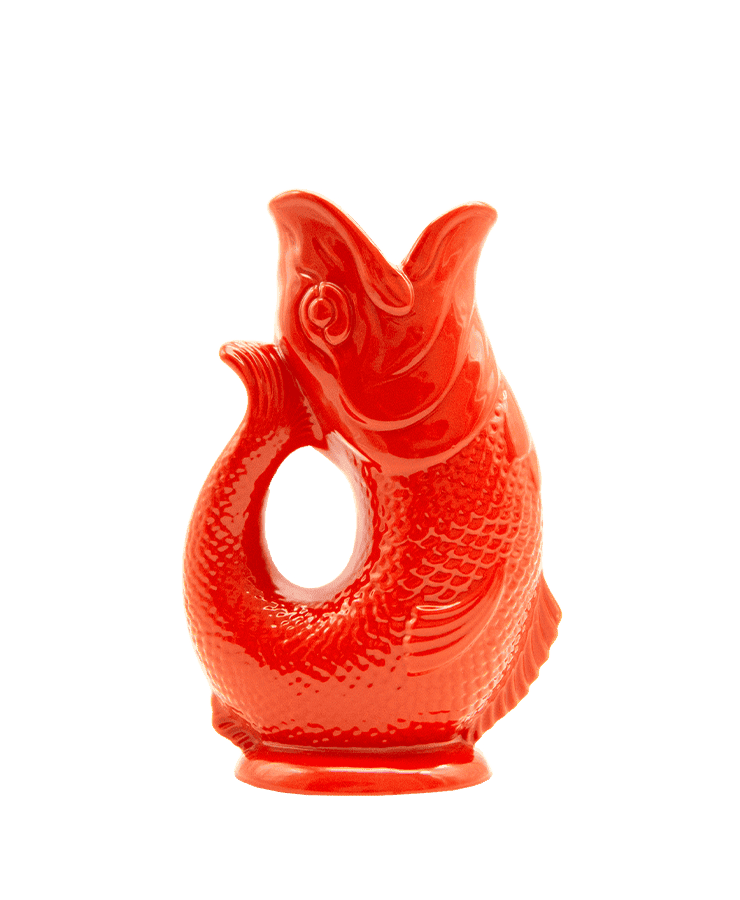 Die Gluckigluck Karaffe Large Rot von Gluckigluck ist ein glänzender, leuchtend roter Krug in Fischform aus England, der aufrecht steht und beim Eingießen das ikonische „Gluck“-Geräusch macht.