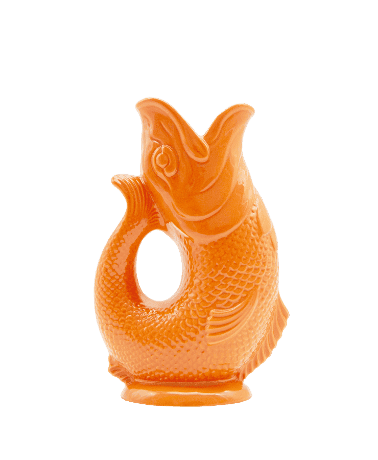 Die Gluckigluck Karaffe Large Orange von Gluckigluck ist ein fischförmiger Keramikkrug mit offener Öffnung, gebogenem Henkel und strukturierten Schuppen, was ihn zu einem einzigartigen Stück für die Verwendung als Vase oder Krug macht.