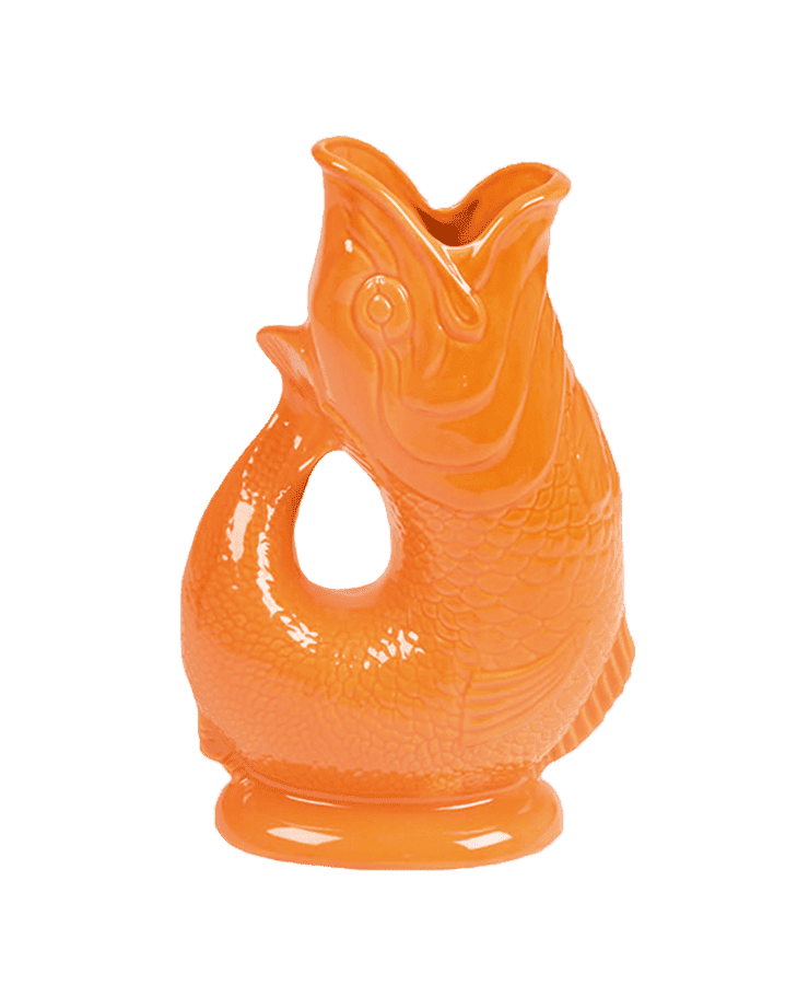 Die Gluckigluck Karaffe X-Large Orange von Gluckigluck ist ein leuchtend orangefarbener Keramikkrug in Fischform mit detaillierten Schuppen, Flossen und einem gebogenen Griff in Form des Fischkörpers – ein Stil, den einst Königin Elisabeth liebte.