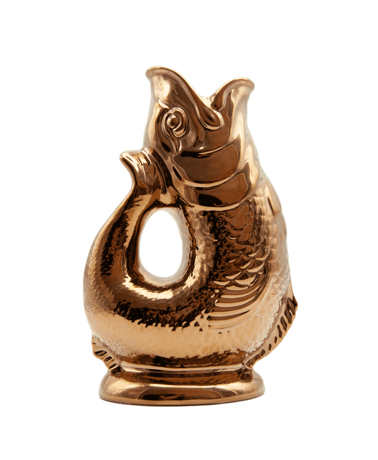 Die Gluckigluck Karaffe X-Large Kupfer von Gluckigluck ist ein Keramikkrug in Form eines stilisierten Fisches mit offener Öffnung, geschwungenem Körper, strukturierten Schuppen und metallischem Kupfer-Finish. Hergestellt in England.