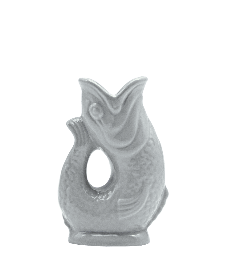 Die Gluckigluck Karaffe Mini Hellgrau von Gluckigluck ist eine kleine graue, fischförmige Keramikkaraffe aus England mit einem in Schwanz und Körper integrierten Griff und bekannt für ihr charmantes „Gluck“-Geräusch beim Eingießen.