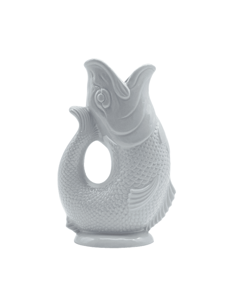 Die Gluckigluck Karaffe Large Hellgrau von Gluckigluck ist eine hellgraue Keramikkaraffe in Form eines aufrecht stehenden Fisches mit strukturierten Schuppen und Flossen, einer offenen Öffnung und einer zentralen runden Öffnung, inspiriert von klassischen Gluck Geräusch-Designs.