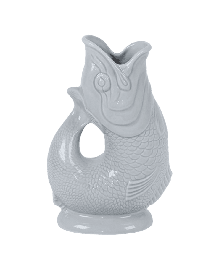 Die Gluckigluck Karaffe X-Large Hellgrau von Gluckigluck ist ein glänzender, hellgrauer Krug in Fischform mit strukturierten Schuppen und einem offenen Ausguss, der beim Eingießen ein bezauberndes „Gluck“-Geräusch erzeugt.