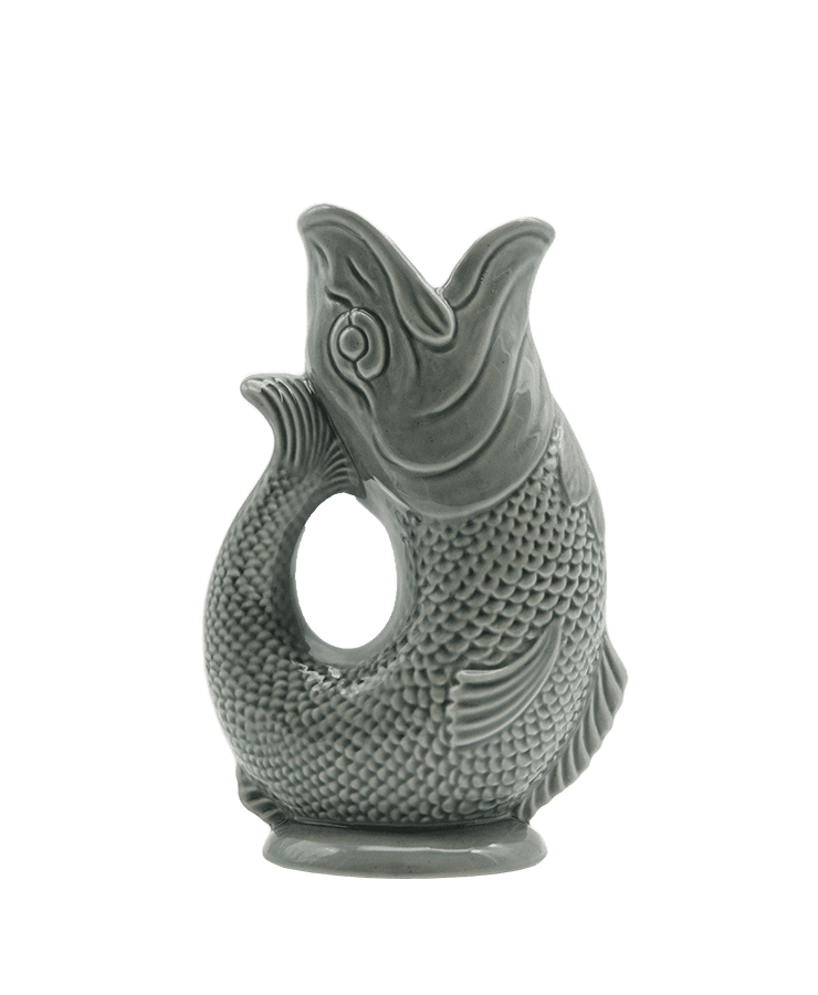 Die Gluckigluck Karaffe Large Dunkelgrau von Gluckigluck ist eine fischförmige Keramikkaraffe mit aufrechter Form, offener Öffnung, strukturierten Schuppen und einer glänzenden dunkelgrauen Oberfläche.