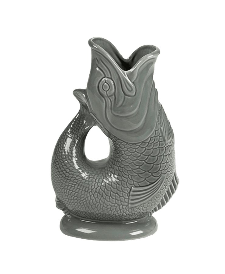 Die Gluckigluck Karaffe X-Large Dunkelgrau von Gluckigluck ist ein aufrecht stehendes, fischförmiges Keramikstück in Dunkelgrau mit detaillierten Schuppen und Flossen, das einzigartiges Design und beeindruckende Handwerkskunst zeigt.