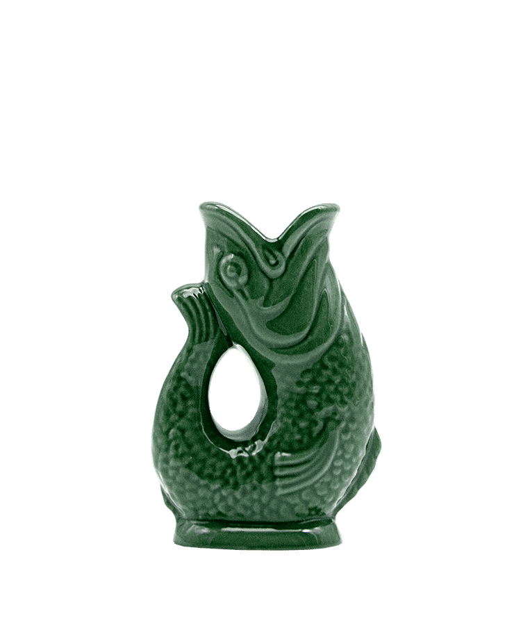 Die Gluckigluck Karaffe Mini Dunkelgrün von Gluckigluck ist eine dunkelgrüne, fischförmige Keramikkanne mit gebogenem Henkel und offener Öffnung, die für ihr charmantes „Gluck“-Geräusch beim Eingießen bekannt ist.