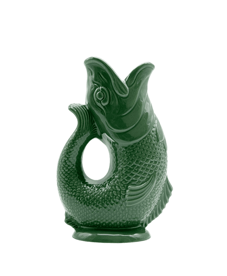 Die Gluckigluck Karaffe Large Dunkelgrün von Gluckigluck ist ein glänzend grüner, fischförmiger Keramikkrug mit strukturiertem Schuppenmuster und großem Henkel, der für sein fröhliches Gluckgeräusch beim Ausgießen bekannt ist.