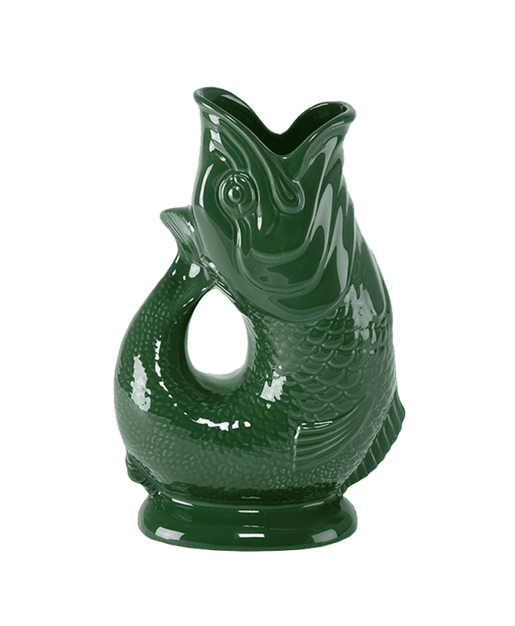 Die Gluckigluck Karaffe X-Large Dunkelgrün von Gluckigluck ist ein glänzend grüner, fischförmiger Keramikkrug mit offener Öffnung und gebogenem Griff, der für sein charakteristisches Gluckern beim Ausgießen bekannt ist.