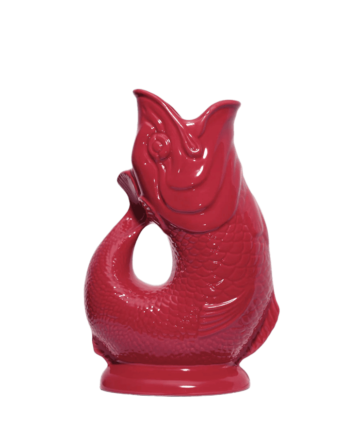 Die Gluckigluck Karaffe Large Beerenrot von Gluckigluck ist eine glänzend rote, fischförmige Keramikkanne mit offenem Ausguss und geschwungenem Henkel, die vor einem schlichten weißen Hintergrund gezeigt wird und von England Original Designs inspiriert ist.