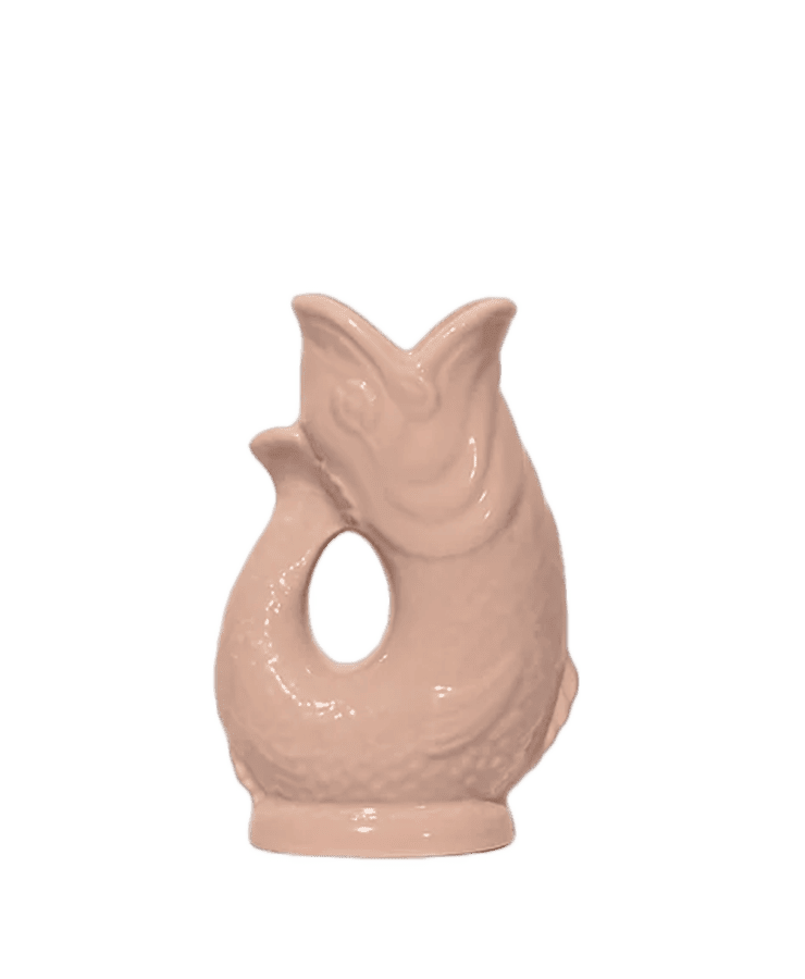 Der Gluckigluck Karaffe Mini Chawning Tan ist ein fischförmiger, rosafarbener Keramikkrug mit offenem Mund und einem Henkel in Form des Schwanzes, der auf einem schlichten weißen Hintergrund abgebildet ist. Marke: Gluckigluck. Original aus England.