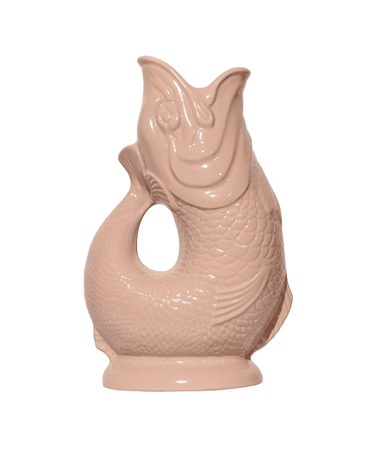 Der Gluckigluck Karaffe X-Large Chawning Tan von Gluckigluck ist ein fischförmiger Keramikkrug mit offenem Ausguss und gebogenem Schwanz, der auf einem schlichten weißen Hintergrund abgebildet ist.