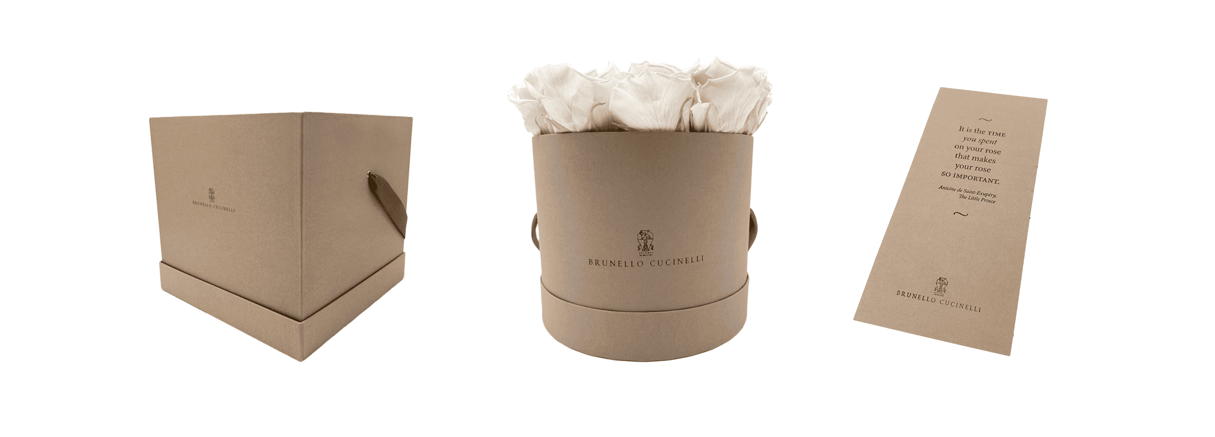 Eine beige Geschenkbox mit Griff, eine passende runde Box gefüllt mit weißen Rosen und eine beige Karte mit Text, alle mit dem Brunello Cucinelli-Logo auf weißem Hintergrund.