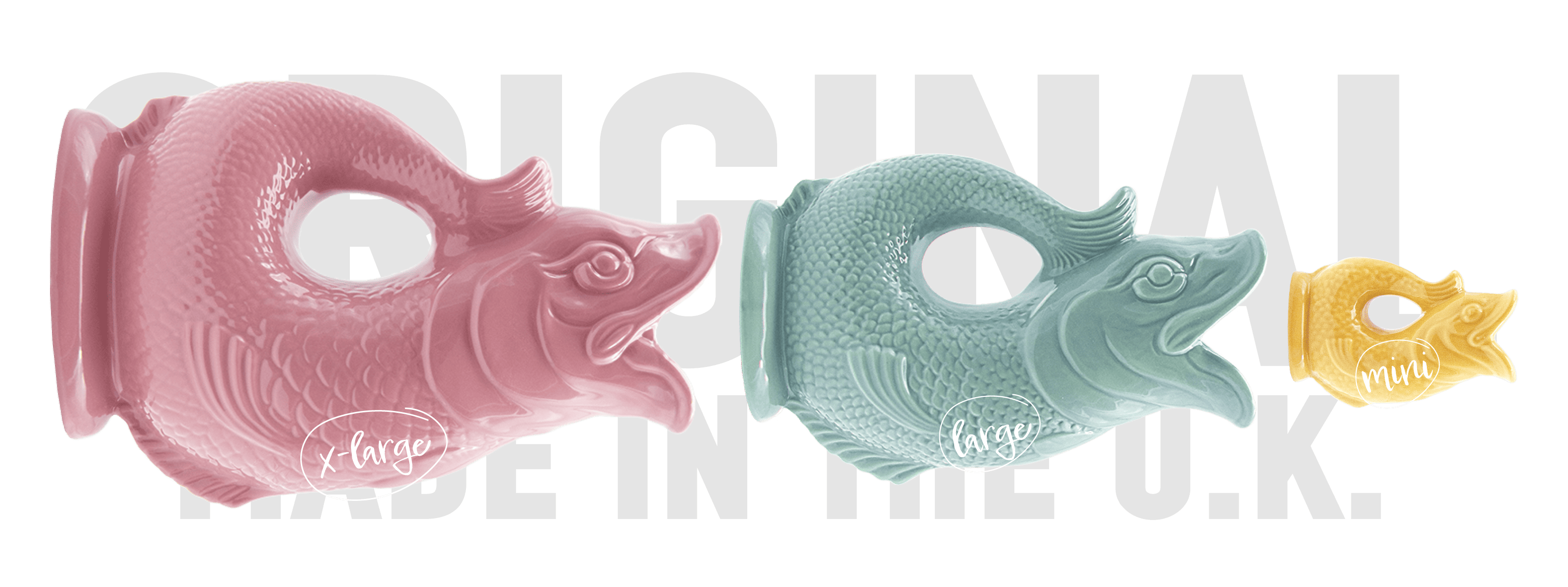 Drei fischförmige Keramikkrüge in Pink (extragroß), Blaugrün (groß) und Gelb (Mini) werden vor einem fettgedruckten weißen Text mit der Aufschrift „ORIGINAL MADE IN THE U.K.“ angezeigt.