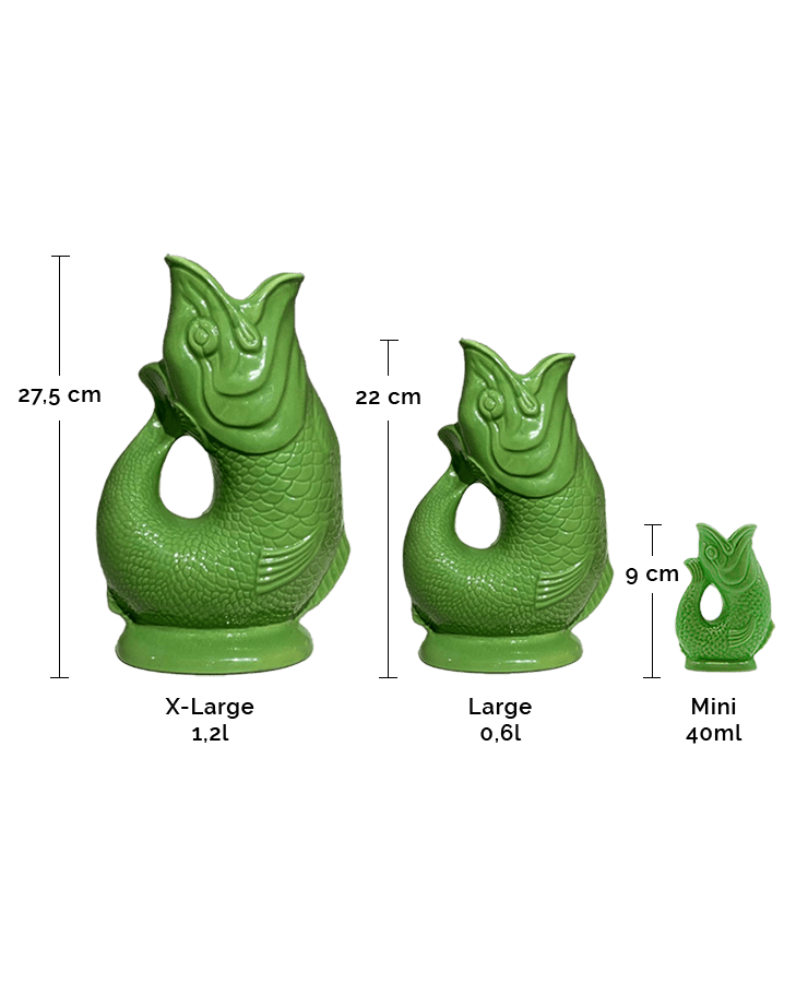 Drei Gluckigluck Karaffe XL Apfelgrün-Krüge von Gluckigluck, fischförmig und inspiriert vom „Glück“-Laut, den Königin Elisabeth I. so liebte. Größen: XL (27,5 cm/1,2 l), L (22 cm/0,6 l), Mini (9 cm/40 ml). Die Maße sind neben jedem Krug angegeben.