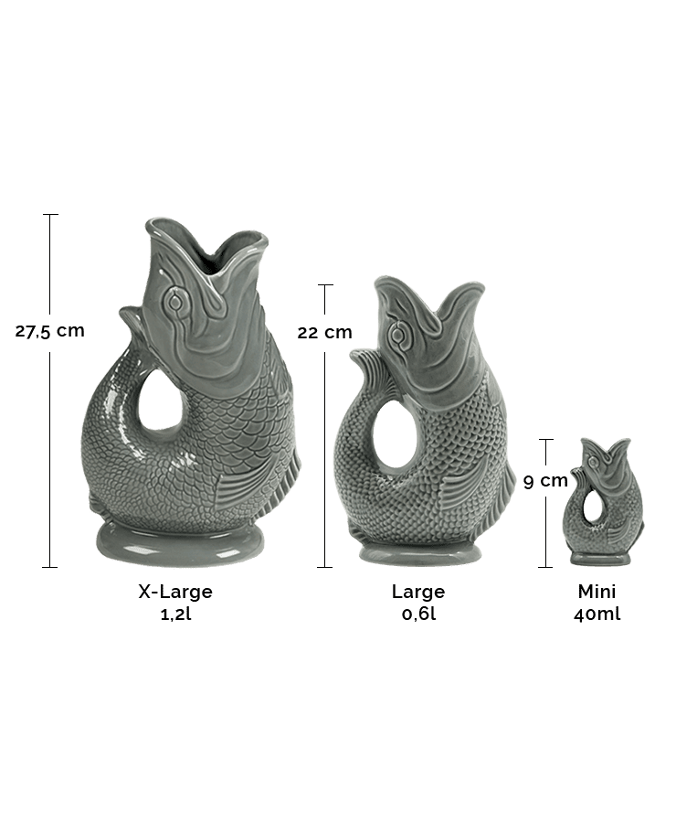 Abgebildet sind drei Gluckigluck-Karaffe-Krüge in Dunkelgrau in den Größen X-Large (27,5 cm, 1,2 l), Large (22 cm, 0,6 l) und Mini (9 cm, 40 ml) – original englische Designs, die für ihr eigenartiges „Glucksen“ beim Eingießen berühmt sind.