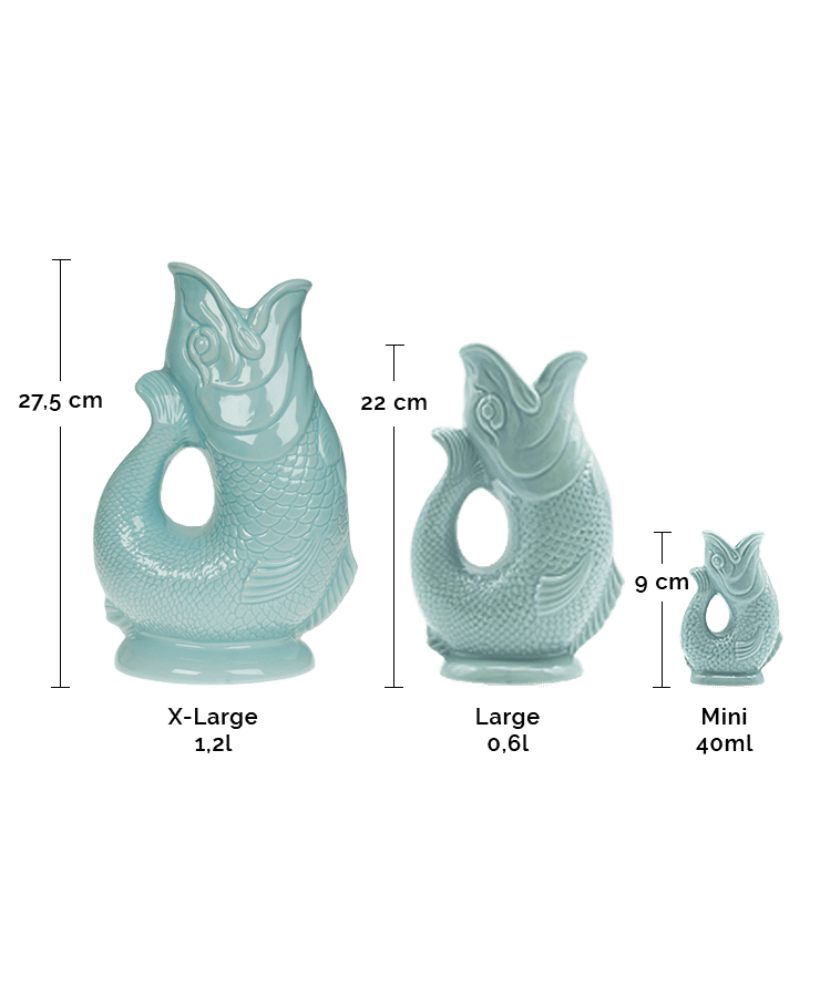 Drei Gluckigluck-Karaffen, darunter das X-Large Eau de Nil (27,5 cm, 1,2 l), werden in verschiedenen Größen mit Maßangaben ausgestellt – wegen ihres charmanten Gluckigluck-Geräuschs bei Königin Elisabeth beliebt.